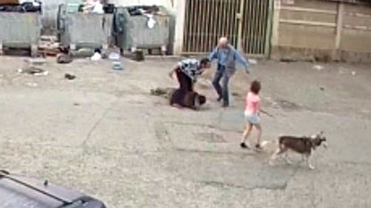 Om al străzii bătut de doi indivizi, la Bacău. Agresorii au fost filmați de camerele de supraveghere