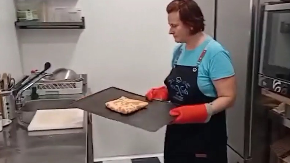 Lorena, românca din Zaragoza care i-a cucerit pe spanioli cu plăcintele sale. Sursă foto: Captură video /Observator News.