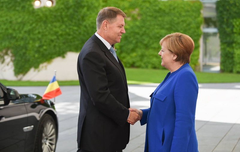 Klaus Iohannis și Angela Merkel au vorbit la Berlin despre criza din România; Merkel: Noi dorim un stat de drept întărit / FOTO