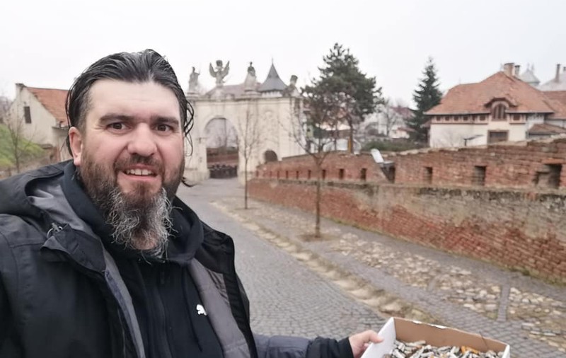 Sute de mucuri de țigară, strânse de pe jos la cetatea turistică din Alba Iulia. Un ghid local a făcut singur toată treaba