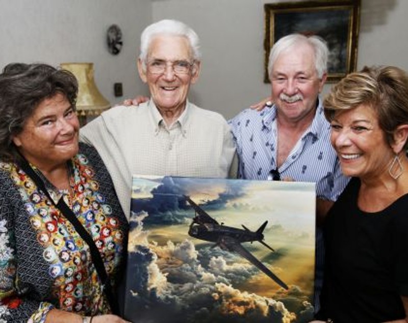 FOTO | Reuniune emoționantă. După 76 de ani, s-a întâlnit cu copiii celui pe care l-a salvat dintr-un avion în flăcări