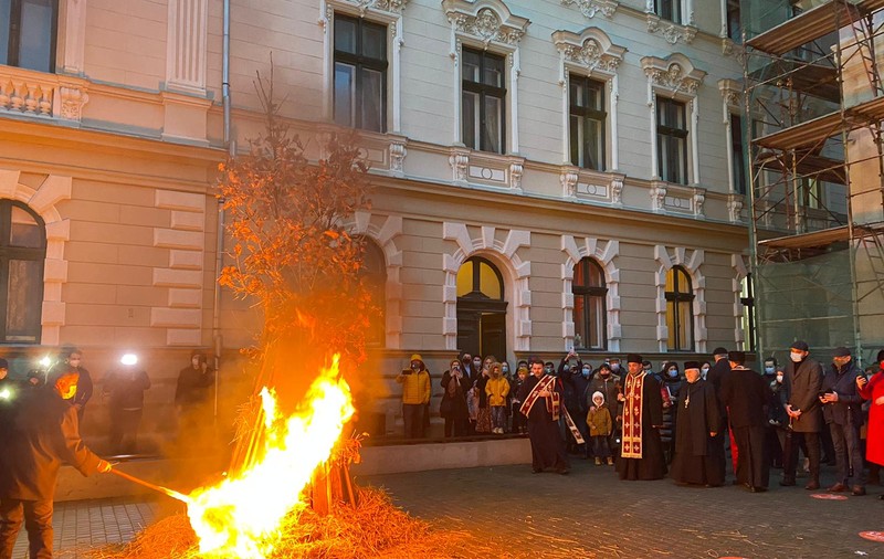 Încep sărbătorile pe rit vechi. Sârbii din Banat au aprins badnjak-ul în Ajunul Crăciunului