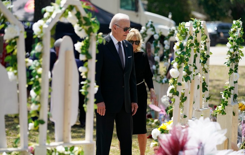 „Faceți ceva!”. Joe Biden, confruntat de un locuitor din Uvalde, în timpul vizitei în orașul încă sub șocul masacrului din școală