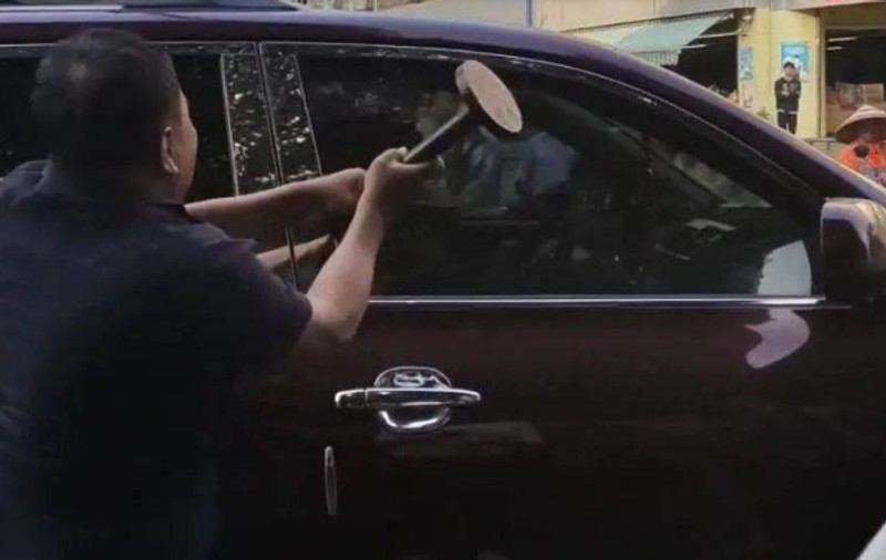 Un cizmar este erou în China, după ce a salvat un șofer care leșinase la volan, în mijlocul drumului | VIDEO