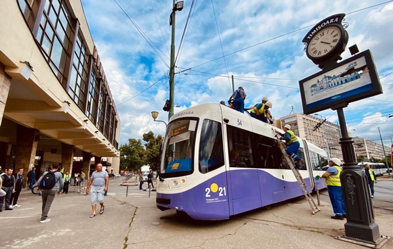 VIDEO| Un tramvai a deraiat în Timișoara, după ce vatmanul a luat o curbă cu viteză prea mare. Momentul a fost suprins de camerele de supraveghere