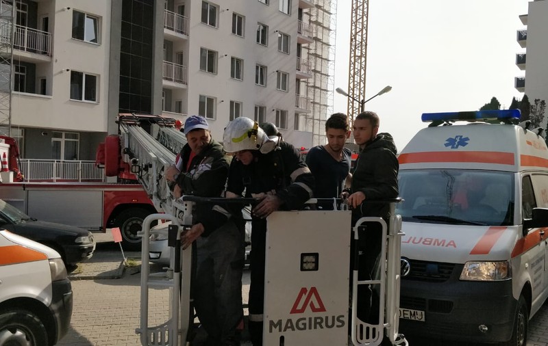 Incendiu la un bloc din Cluj-Napoca. Locatari evacuaţi de pompieri cu scara