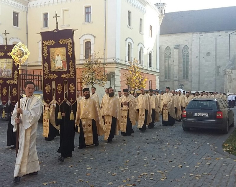 REPORTAJ. Mii de credincioși se roagă la Sfânta Filofteia. Moaștele ei sunt protejate de un blestem (FOTO & VIDEO)
