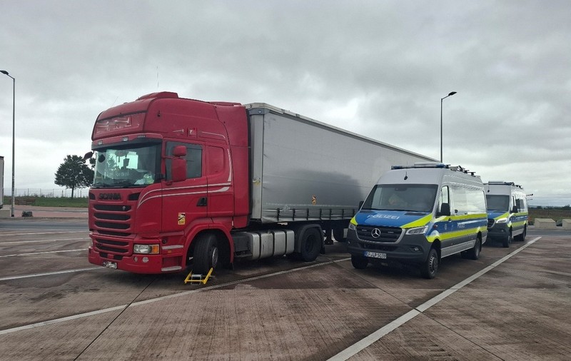 Șofer român de TIR epuizat și care circula cu 110 km/h, scos de pe șosea și trimis să se odihnească de polițiștii germani
