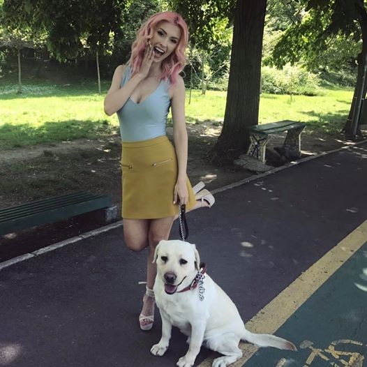 Andreea Bălan s-a refăcut complet după naștere. Cât de bine arată artista. S-a îmbăcat în cea mai scurtă fustă și a ieșit în parc