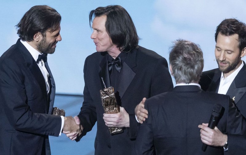 Jim Carrey, de nerecunoscut în Franța: „Toți spun că e clonă! I-au făcut ceva sau nu e el”. Apariție rară alături de iubită