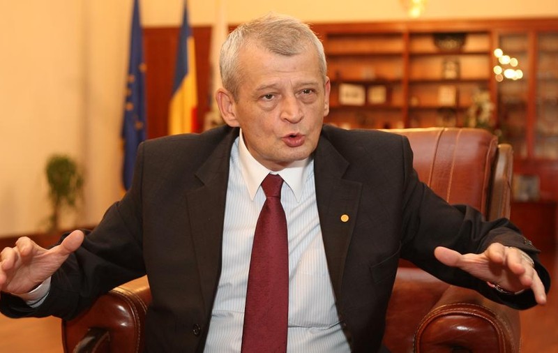 Primarul Sorin Oprescu le recomandă bucureştenilor nemulţumiţi de zăpadă «să se plângă mai puţin» 