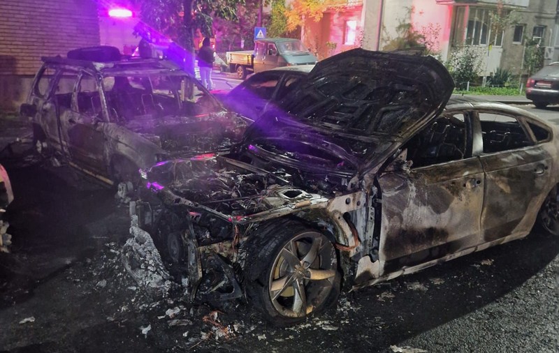 Bărbatul care a incendiat patru mașini în Arad a fost arestat, iar complicele reținut. De unde a pornit scandalul