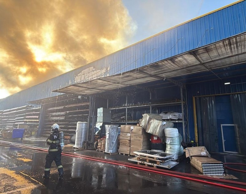 Incendiu puternic la un depozit de pe Bulevardul Iuliu Maniu din București. A fost emis un mesaj RO-Alert