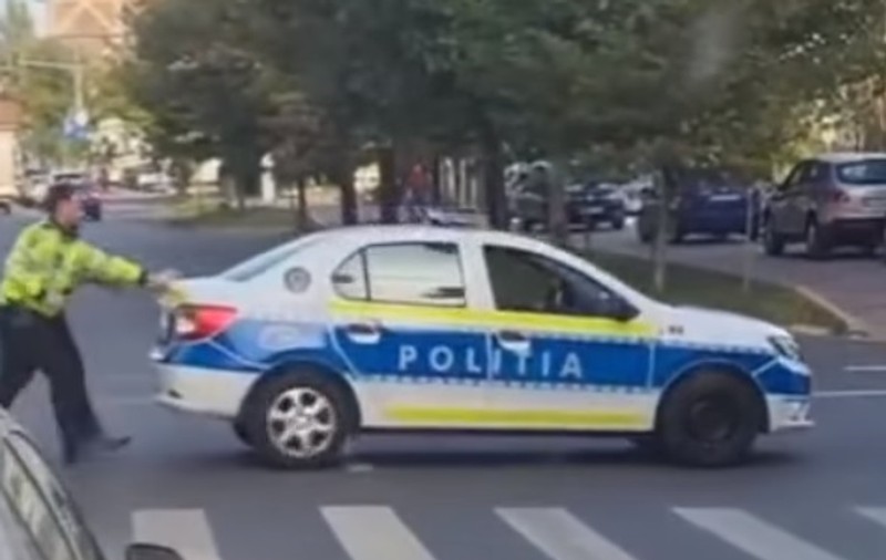 Doi poliţişti, filmați când împing maşina de serviciu: „Tot întreba lumea de ce avem nevoie de autoturisme noi”