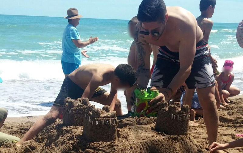 EXCLUSIV/ Nea Marin i-a scos la plajă pe Margherita și pe Vârciu. S-a deschis sezonul VIP-urilor la mare cu concursuri de castele din nisip