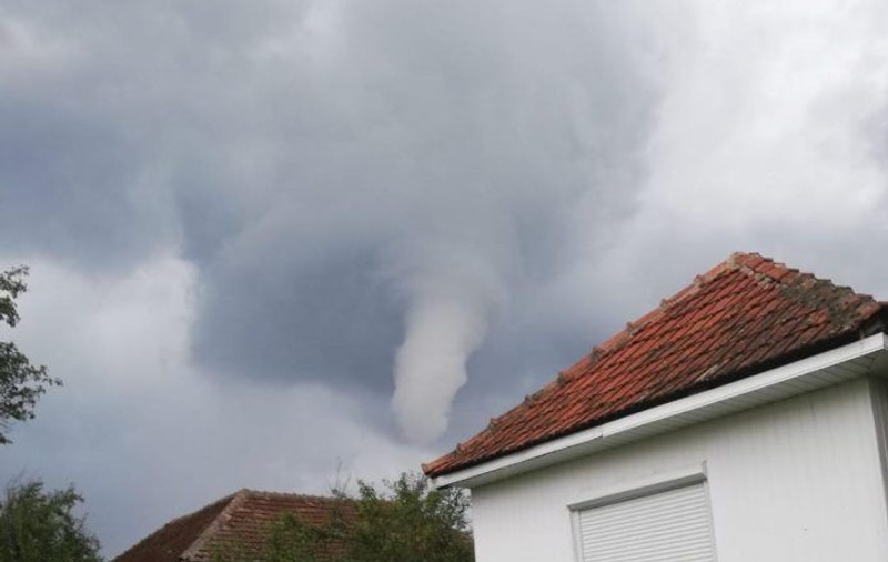 Cod roșu de tornadă în Constanța și Tulcea. Vântul va sufla cu peste 100 de kilometri pe oră