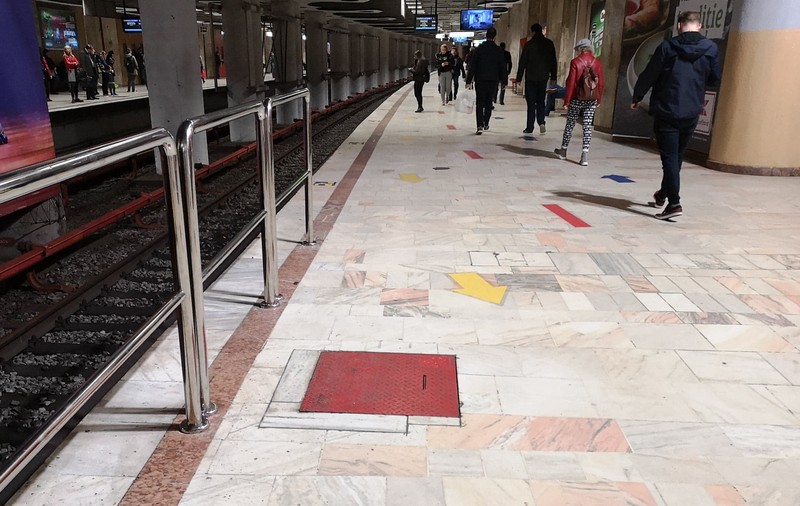 FOTO | Balustradă de metal, montată la stația de metrou Piața Victoriei. Cum explică Metrorex