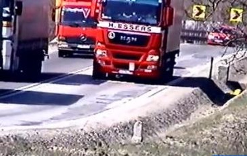 Şoferul kamikaze: a depăşit două camioane în curbă | VIDEO