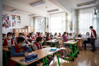 La ora de limba germană, elevii sunt atenți la ce îi explică profesoara unui coleg&nbsp;| Foto: Eli Driu