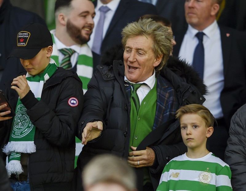 Sir Rod Stewart (C) este fan VIP pe Celtic Park. FOTO: Ian Rutherford/PA Wire/dpa