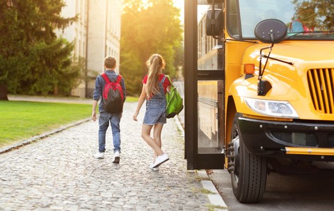 Șofer de autobuz concediat după 17 ani pentru că lăsa elevii acasă, ca să-i ferească de pericole: „Abatere gravă”
