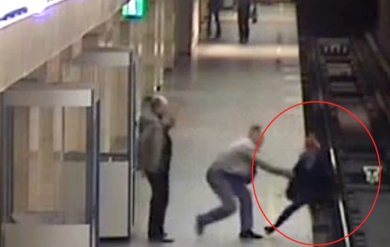 MOMENTUL GROAZEI! Filmat în timp ce împingea o femeie pe şinele de metrou