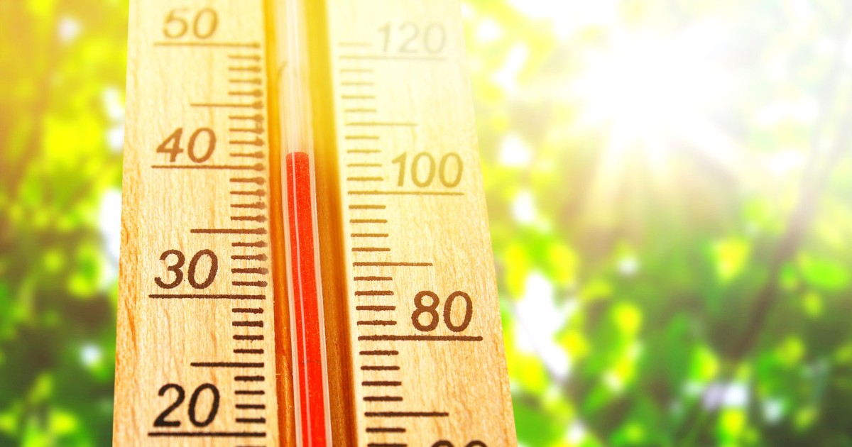 Imagine cu un termometru din lemn care indică 40 de grade Celsius