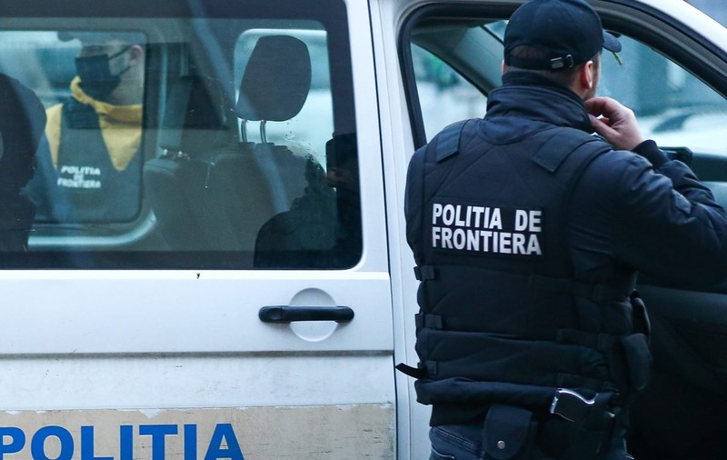 Trei ucraineni, prinși după ce au trecut fraudulos granița în România. Unul avea un pistol cu bile de cauciuc furat de la grăniceri