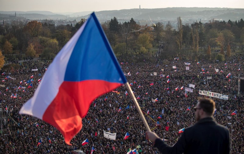 Interviu cu omul care a scos în stradă un sfert de milion de cehi, la 30 de ani după comunism: ”Lupta pentru democrație nu se termină niciodată”