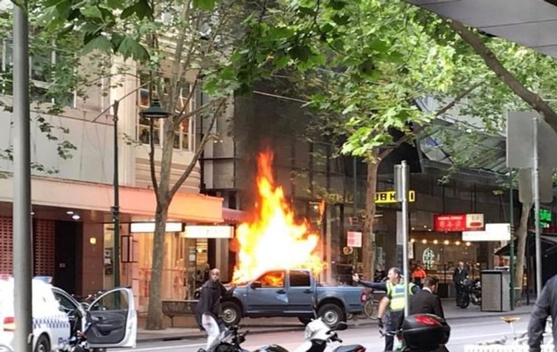 UPDATE / Atac terorist la Melbourne: Un bărbat și-a dat foc la mașină și apoi a înjunghiat mai mulți trecători (FOTO & VIDEO)