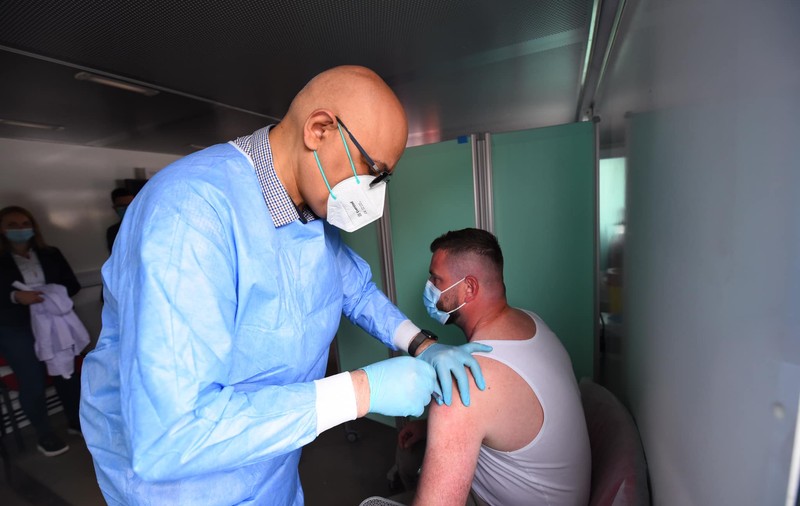 Raed Arafat a vaccinat localnicii unei comune din Mureș. „Am hotărât să venim cât mai aproape de ei”