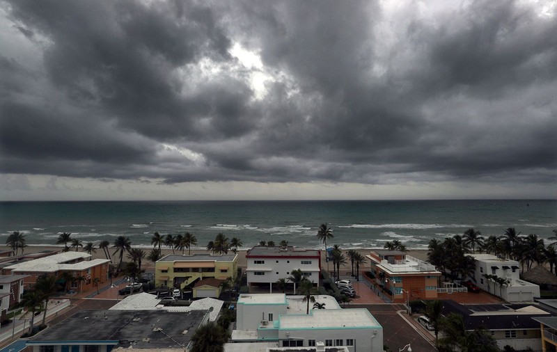 Locuitorii din Florida se pregătesc pentru furtuna tropicală Ian. Oamenii își fac provizii și își asigură locuințele cu saci de nisip