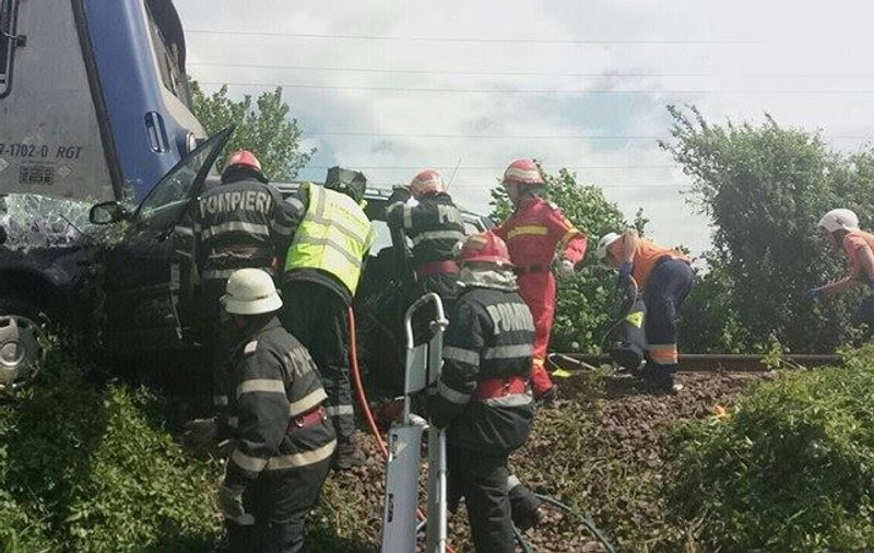 FOTO&VIDEO/ UPDATE: Accident mortal în Bistrița, provocat de o șoferiță începătoare. Mobilizare impresionantă pentru ajutorarea familiilor