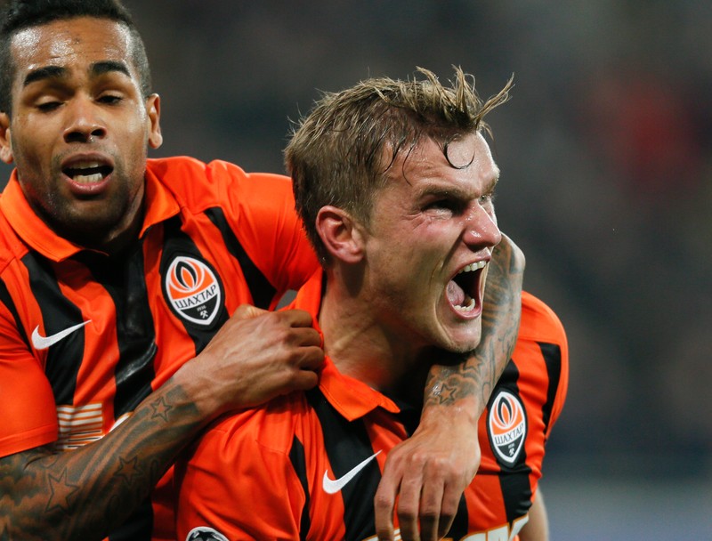 epa05009749 Olexandr Gladkiy (R) of Shakhtar celebrates a goal during the UEFA Champions League group A soccer match between Shakhtar Donetsk and Malmo at the Arena Lviv stadium in Lviv, Ukraine, 03 November 2015. EPA/SERGEY DOLZHENKO