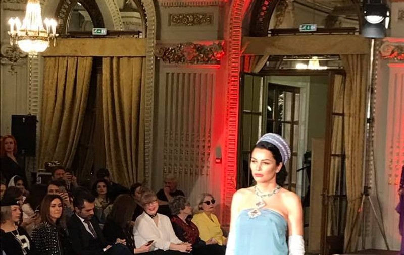 Brigitte Sfăt, în genunchi la mall. Ce făcea soția lui Ilie Năstase într-o astfel de ipostază. “Frumoasă poziție”