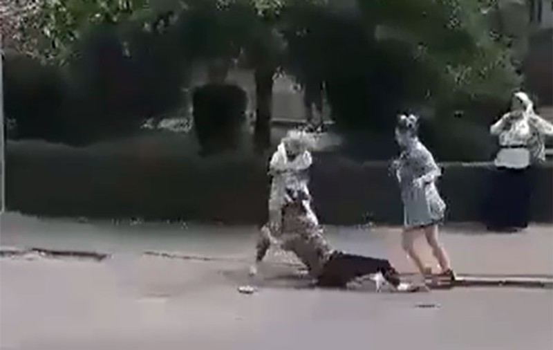 Femeie snopită în bătaie și dată cu capul de asfalt, la Târgu Jiu. Poliția a dat amenzi pentru tulburarea liniștii publice