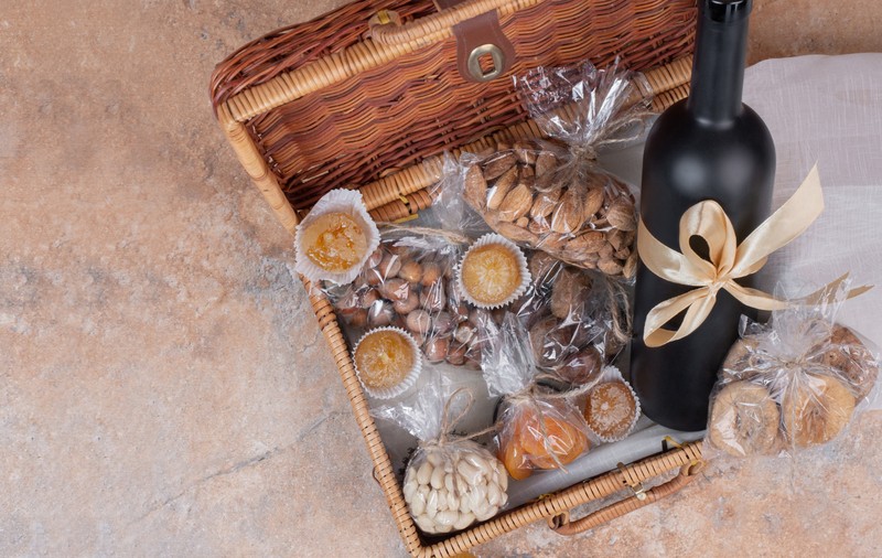 Ce cadouri duci gazdelor de sărbători: 5 idei sofisticate pentru pasionații de gastronomie