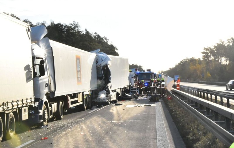 Un șofer de TIR, mort, altul în stare critică, într-un accident cu cinci camioane, pe o autostradă din Germania
