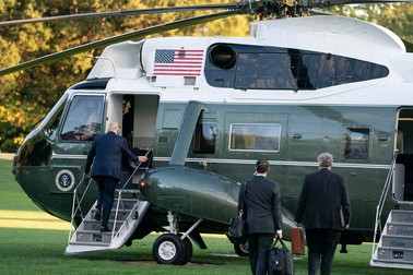 Donald Trump, pe 2 octombrie, cu câteva momente înainte de a urca în elicopterul prezidențial pentru a fi transportat la Spitalul Militar Walter Reed. Foto: EPA