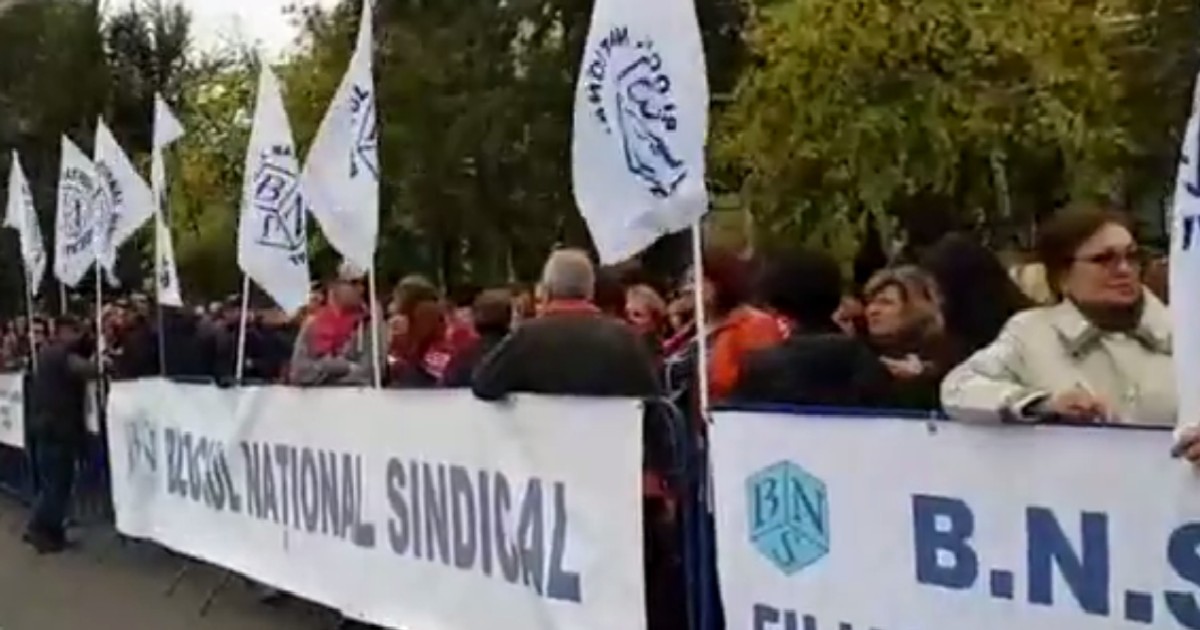 Sindicaliștii din industria de apărare protestează la Guvern, pe 15 și 16 mai. Sindicaliști care protestează