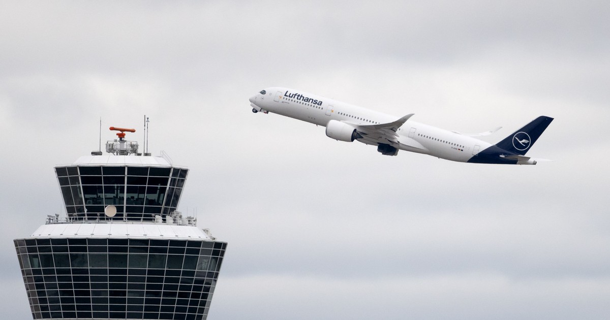 Avion Lufthansa care decolează, pe lângă turnul de control