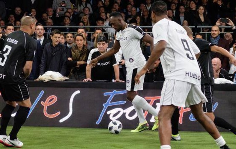 Usain Bolt debutează în fotbal. A jucat sub privirile lui Diego Maradona
