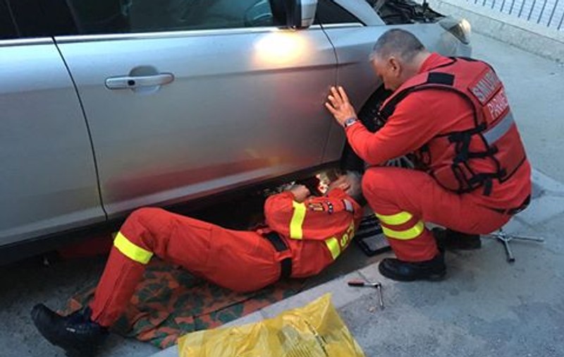 Bărbat strivit de propria mașină, după ce a încercat să o oprească cu mâinile goale
