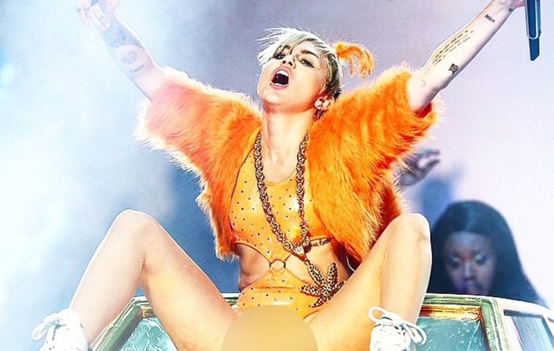 A ÎNTRECUT ORICE MĂSURĂ! Cum a apărut MILEY CYRUS pe scenă, în faţa A ZECI DE MII DE SPECTATORI?