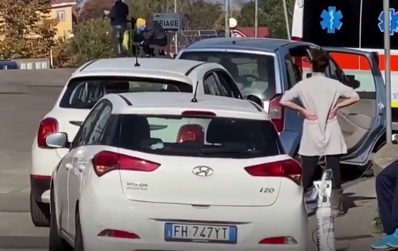 VIDEO | Soluții extreme în Italia. Pacienți suspecți de Covid au primit oxigen în mașini, spitalul fiind copleșit