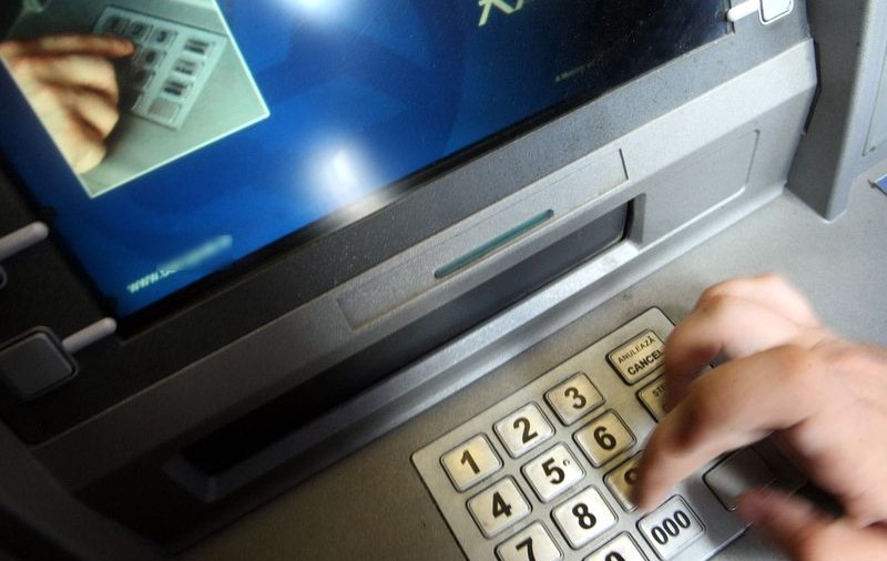 Bancomat spart la o firmă din Argeş, după ce paznicul a fost bătut şi legat
