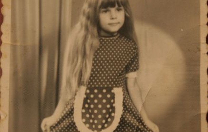 Foto| Fetiţa cu buline de ieri, femeia fatală de azi. Vezi despre cine este vorba!