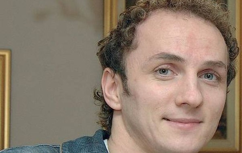 TRĂISTARIU SF: ÎŞI FACE MASAJ PE CAP CU UN OZN! "Creşte păr şi unde n-ai!"| FOTO