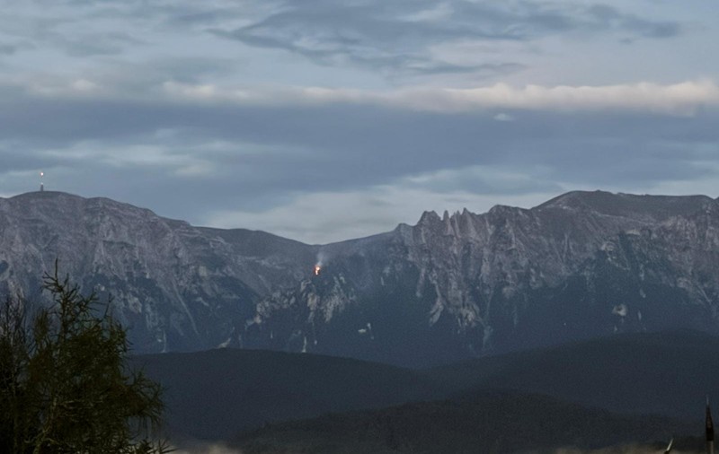 Incendiu de vegetaţie provocat de fulger în Masivul Bucegi. ISU Prahova nu poate interveni