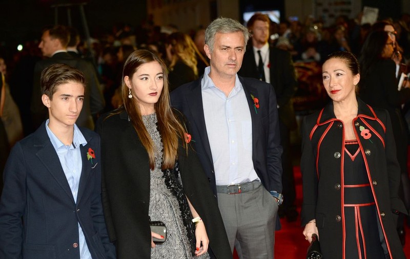 Așa arată fiica și soția lui Jose Mourinho! | FOTO